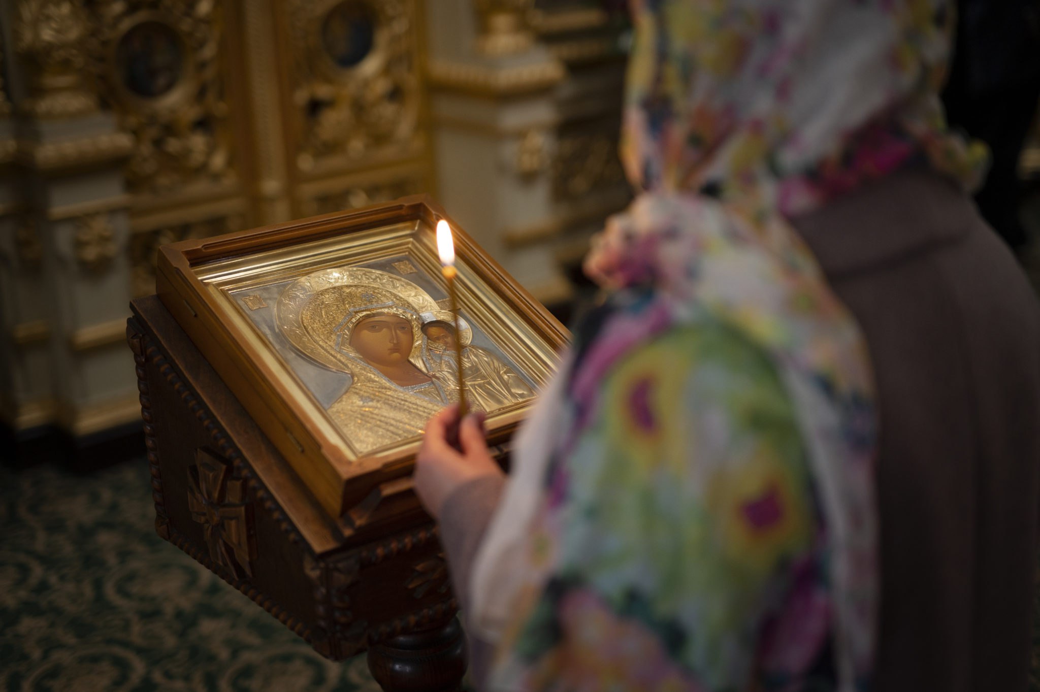Пытавшуюся пронести в храм Христа Спасителя порох и гильзу москвичку задержали В столице задержана женщина, пытавшаяся пронести взрывчатые вещества и боеприпас на территорию храма Христа Спасителя. Об этом сообщает Telegram-канал SHOT. Пресс-служба уведомляет, что инцидент произошел третьего мая. Сообщается, что подозрительное поведение прихожанки привлекло внимание охраны, которая остановила ее для проверки. При досмотре у 56-летней женщины обнаружили около полукилограмма пороха и гильзу от патрона. На место…