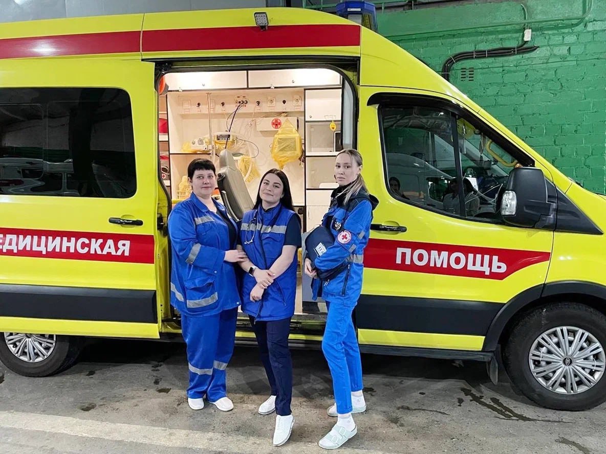 На Орловщине проводят реформу службы скорой помощи Отделения скорой центральных районных больниц интегрируют в структуру Орловской станции скорой медицинской помощи они получат статус подстанций Все для сокращения времени прибытия медиков на вызовы за счет оптимального распределения бригад Сегодня в регионе уже 9 таких подстанций в Урицком Сосковском Свердловском Новодеревеньковском Ливенском Должанском Верховском Глазуновском и Малоархангельском районах Координирует вызовы скорой Единый областной диспетчерский центр Станции скорой медицинской помощи Его сотрудники в режиме реального времени отслеживают местоположение выездных бригад и направляют к месту вызова ближайшую из них Интересные новости здесь