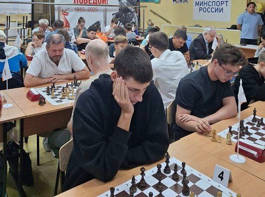 В Сочи завершились Всероссийские соревнования по шахматам Мемориал А Г Оганьяна   Участие в турнире приняли около 70 спортсменов из Сочи а также из других регионов России включая Краснодар Челябинскую область и Луганскую Народную Республику Победители определились в двух дисциплинах быстрые шахматы и блиц Быстрые шахматы Мужчины 1 Артем Аванесян Краснодар 2 Артем Лебедев Сочи 3 Давид Закарян Сочи Женщины 1 Марья Попова ЛНР 2 Виолетта Шнайдер Челябинская обл 3 Екатерина Гилева Сочи Блиц Мужчины 1 Давид Закарян Сочи 2 Артем Аванесян Краснодар 3 Давид Гочелашвили Сочи Женщины 1 Виолетта Шнайдер Челябинская обл 2 Екатерина Гилева Сочи 3 Сарида Лаквитава Сочи Мы в МАХ