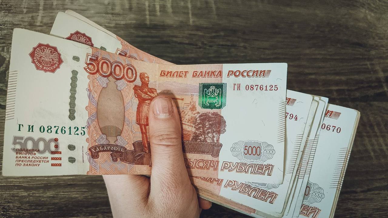 Мигрантку присвоившую выплаты за бойца СВО судят за крупное мошенничество Иностранка заключила фиктивный брак с россиянином ради ВНЖ Муж погиб на фронте и женщина тут же оформила пособия на себя и ребёнка получив более 9 млн рублей Позже выяснилось что ребёнок рождён от другого мужчины Ей предъявлено обвинение в мошенничестве дело направлено в суд Выплаты перечислены матери погибшего брак признан недействительным рассматривается иск об отцовстве