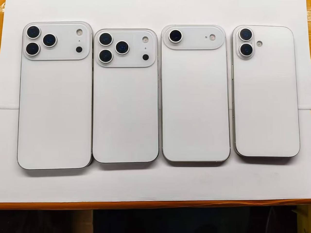 Таможенные правила при ввозе iPhone 17 что важно знать заранее Государственный таможенный комитет объяснил как рассчитывается пошлина при ввозе смартфонов для личного пользования Стоимость устройства определяется на основе кассового чека или других подтверждающих документов Если их нет таможня ориентируется на цену с официального сайта Apple в стране откуда прибыл владелец Беспошлинно можно ввести при авиаперелёте товары до 1000 при поездке поездом или по воде до 500 при пересечении границы на автомобиле или пешком до 300 Если цена телефона выше установленных норм с суммы превышения взымается 30 таможенного сбора Кроме того при оформлении квитанции уплачивается дополнительный сбор 25 БРВ 103 000 сумов