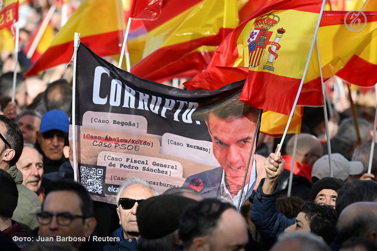 Испанию вновь захлестнула волна протестов десятки тысяч людей вышли на улицы Мадрида чтобы призвать премьер министра Педро Санчеса и его правительство уйти в отставку Поводом стало заключение под стражу экс министра транспорта Хосе Луиса Абалоса и его бывшего советника Кольдо Гарсии которых подозревают в коррупции при закупке медицинских масок во время пандемии коронавируса Следствие полагает что господин Гарсия воспользовался связями в Минтрансе чтобы помочь одной из компаний выиграть тендер на поставку масок в разгар COVID 19 и получил 9 5 млн в качестве вознаграждения Утверждается что Луис Абалос знал о том чем промышляет его советник и покрывал его получая свою долю Оба мужчины вину отрицают Подписывайтесь на Ъ в Telegram в MAX Оставляйте бусты