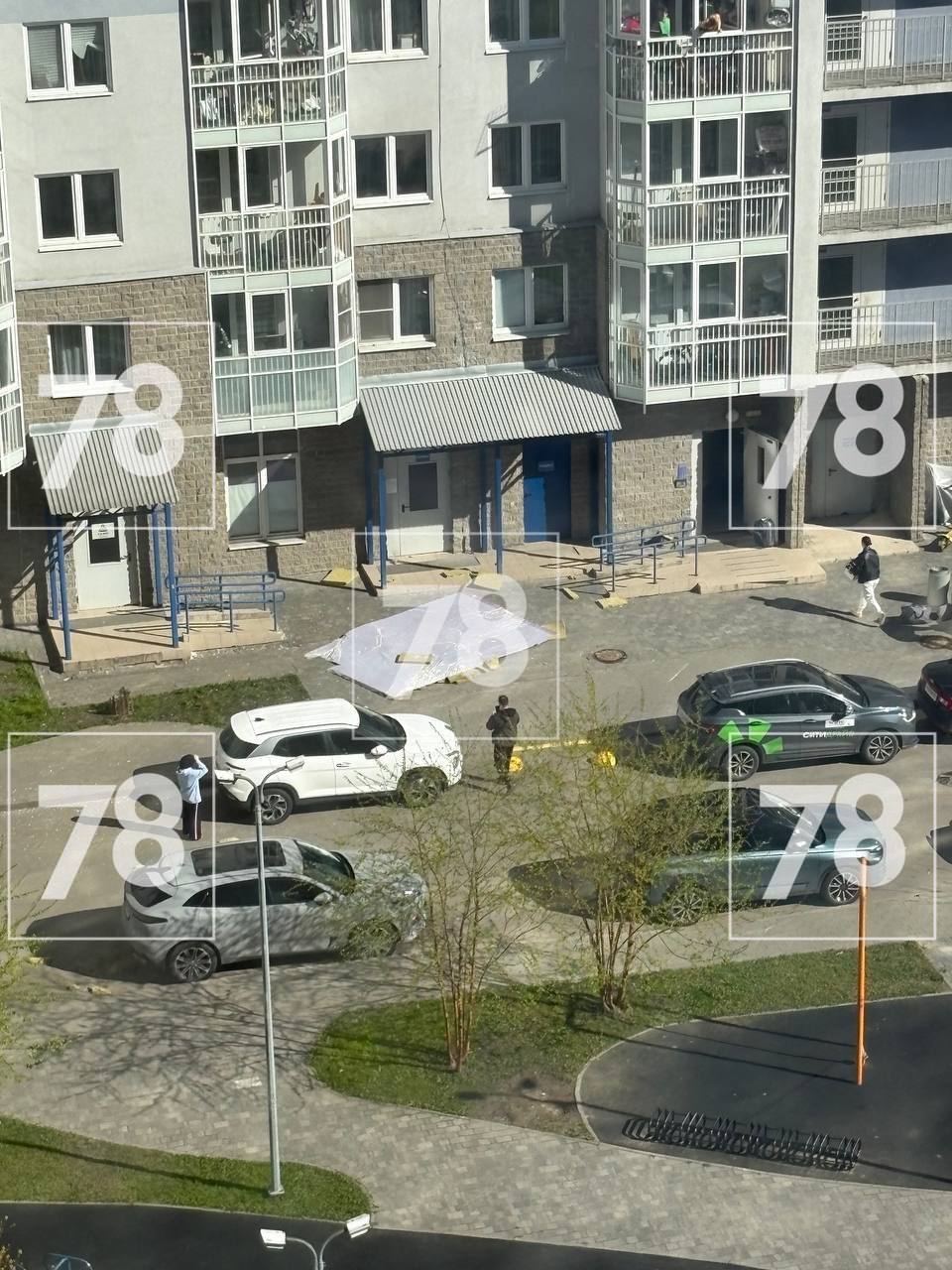 В Мурино с фасада жилого дома на Петровском бульваре, 3к2, отвалилась панель — по счастливой случайности никто не пострадал. Часть облицовки упала в тот момент, когда из подъезда выходил человек. Постройка 2018 года, панель находилась над балконом верхнего этажа. 78 канал – жми тут / Прислать новость #спб #питер #Петербург