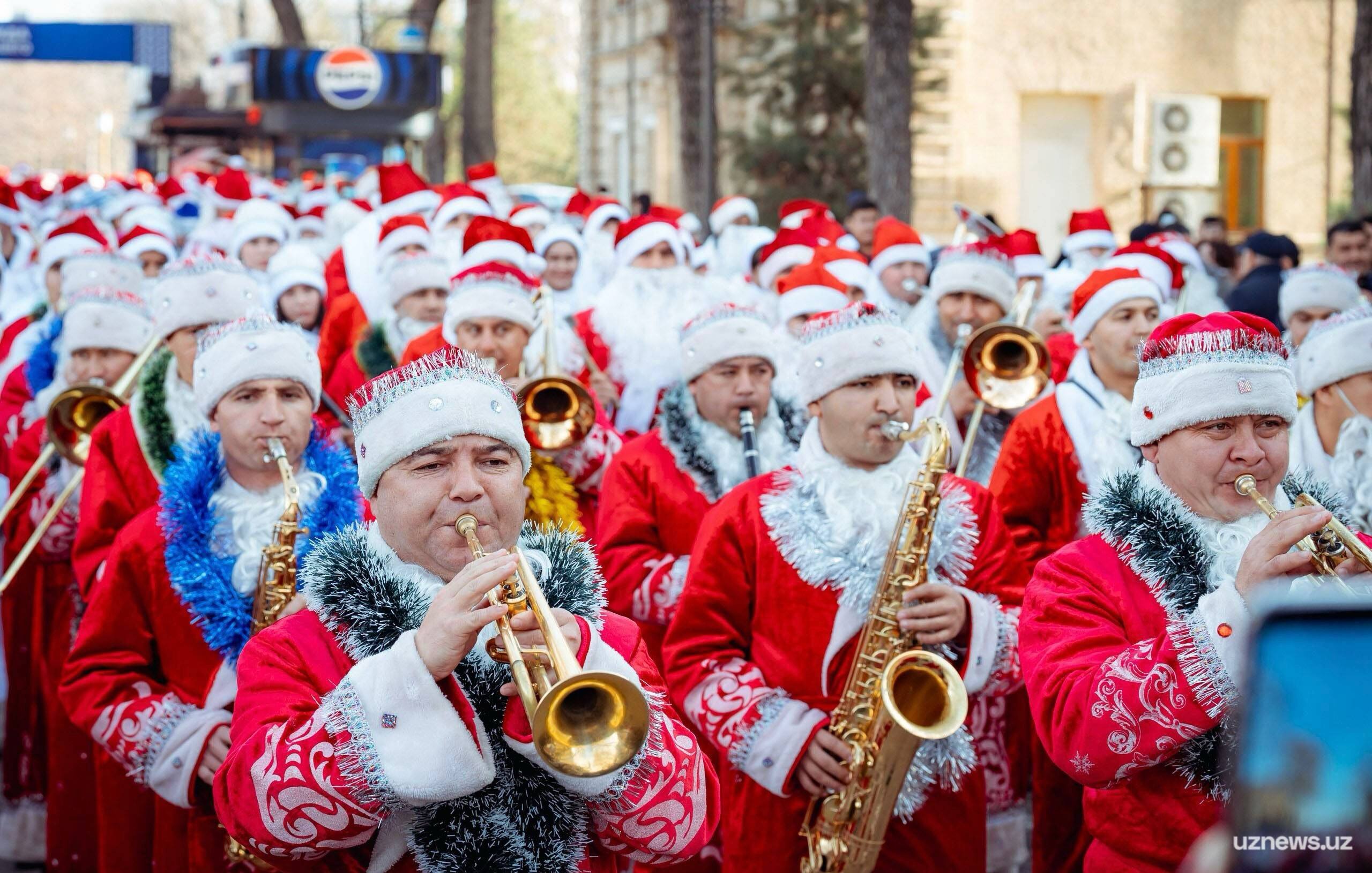 Парад Дедов Морозов и Снегурочек пройдет в Ташкенте 26 декабря в Ташкенте состоится новогодний парад организованный коллективами военных оркестров Национальной гвардии Время и локации   t me anonsuz 19996