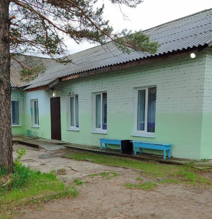  Более 400 человек смогут с комфортом получать медицинскую помощь в забайкальском селе благодаря нацпроекту По национальному проекту «Продолжительная и активная жизнь» в селе Рудник Солонечный Газимуро-Заводского округа капитально отремонтировали врачебную амбулаторию. Комфортные условия здесь создали для 407 человек - именно они будут получать медицинскую помощь в обновленной амбулатории. «Ремонт выполнен качественно, удалось завершить работы раньше срока. Мы обновили инженерные сети, отремонтировали кабинеты, коридоры и фасад здания. Установили подвесные потолки и заменили окна, двери и полы», - рассказал исполняющий обязанности главного врача районной больницы Александр Егоров. Для ремонта амбулатории по программе «Модернизация первичного звена здравоохранения» из федерального и краевого бюджетов было выделено порядка пяти миллионов рублей. Подписывайтесь: