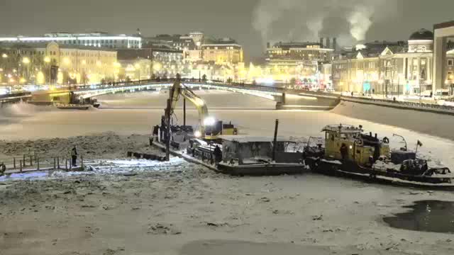 Началось строительство пешеходного моста на Болотной набережной в Москве