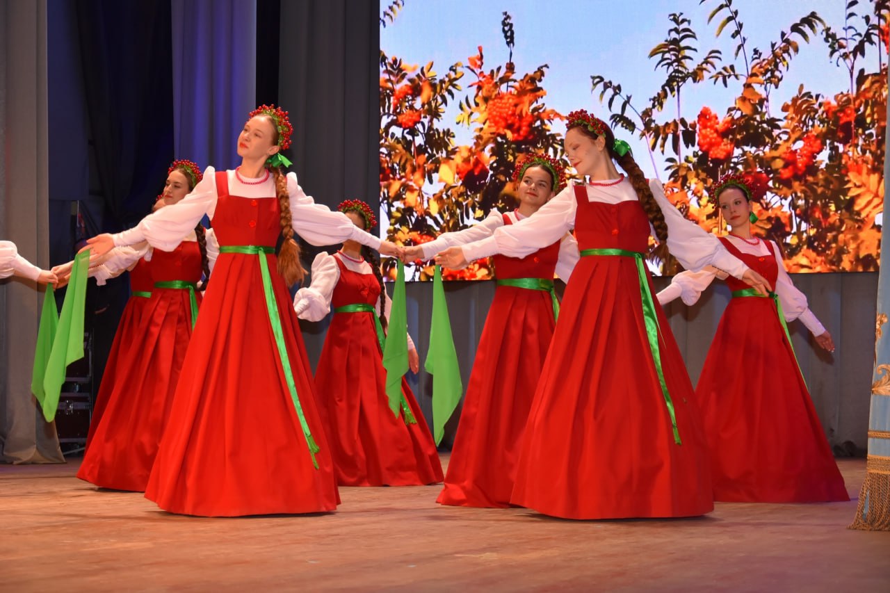 Дом дружбы народов Челябинской области анонсировал планы на Год единства народов России Первые события года уже состоялись в январе областной чувашский центр отметил праздник Сурхури Клуб татарской и башкирской культуры Уралым также провел свой праздничный вечер немецкий центр встреч российских немцев Видергебурт продолжает свою работу И конечно новыми рецептами наполняется начатая в прошлом году Поваренная книга национальной кухни Под эгидой Дома дружбы народов Челябинской области также пройдут такие брендовые мероприятия как Областной фестиваль национальных культур Соцветие дружное Урала и международный фестиваль Пою мое Отечество хореографический конкурс Разворачивая душу Областной праздник День славянской письменности и культуры большая культурная программа в рамках Международной научно практической конференции Расулевские чтения межрегиональный конкурс исполнителей произведений устного народного творчества и образцов духовного наследия мусульманских народов Мунаджат национально культурный праздник Сабантуй и другие В Ашинском муниципальном округе пройдет фестиваль Дружба и областной праздник Иван Купала В Верхнем Уфалее в 12 й раз звонари со всей России соберутся на Уфалейский благовест Большое внимание Дом дружбы народов уделяет работе с детьми и молодежью Состоятся уже полюбившиеся южноуральцам конкурс национального костюма посвященный Дню России который проводится центром славянских культур Дубрава в Коркинском округе Областной открытый фестиваль конкурс детских и молодежных театров мод Подиум Д АРТ молодежный лагерь Диалог культур межнациональный Новый год и многое другое Все эти мероприятия направлены на сохранение и развитие этнокультурного многообразия народов проживающих на Южном Урале Подписывайтесь на канал Правительства Челябинской области в MAX