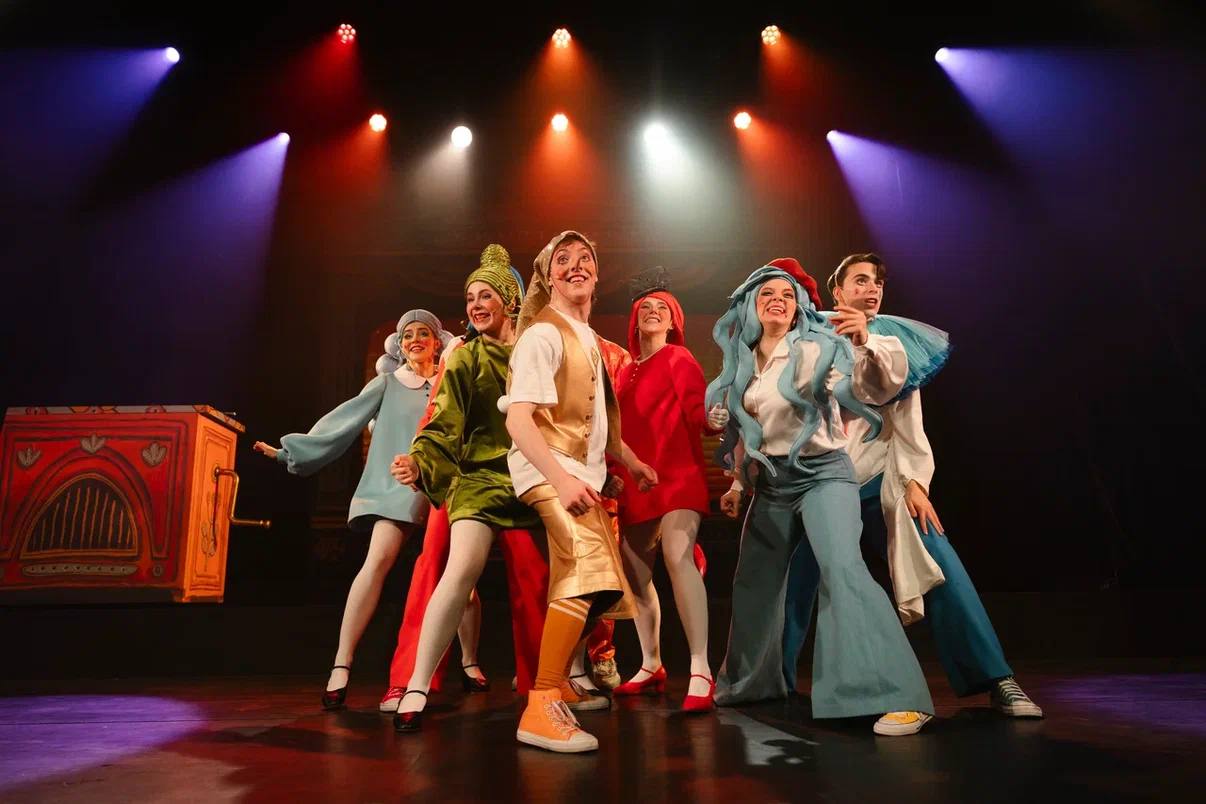 Новогодняя магия рядом розыгрыш билетов на Сказ Карабас Мы дарим возможность попасть на праздничный спектакль Сказ Карабас в Театре Эстрады имени Аркадия Райкина 29 декабря в 12 00 Это сказка которая предстанет перед зрителями в неожиданной интерпретации реп цирковые элементы трюки ритм и драйв Сказ Карабас настоящий театральный экшн который понравится и детям и взрослым Для участия нужно Подписаться на Петербургский дневник Подписаться на Вечерний Санкт Петербург Нажать кнопку Участвую под этим постом Результаты объявим 22 декабря победитель получит 2 билета Пусть этот розыгрыш станет первым чудом зимы