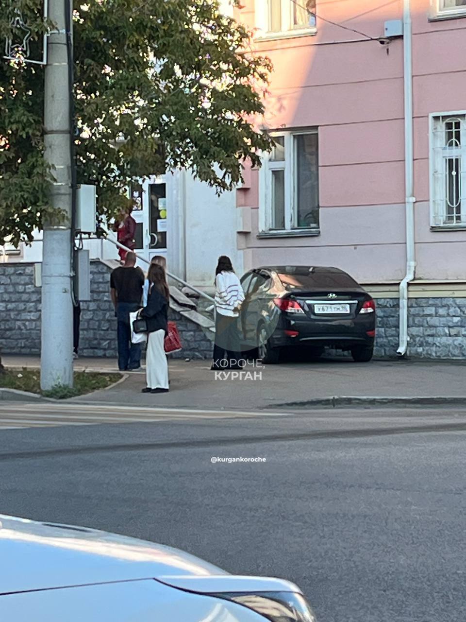 Машина влетела в дом и насмерть сбила пешехода в Кургане На Коли Мяготина столкнулись два авто Один водитель планировал повернуть в сторону Пригородного вокзала В этот момент на него выехал Hyundai Водитель иномарки в итоге не справился с управлением и въехал в лестницу общежития ЖД института попутно зацепив пешехода В ГАИ ответили что информация уточняется Telegram Короче Курган Подписаться Прислать новость Дать буст