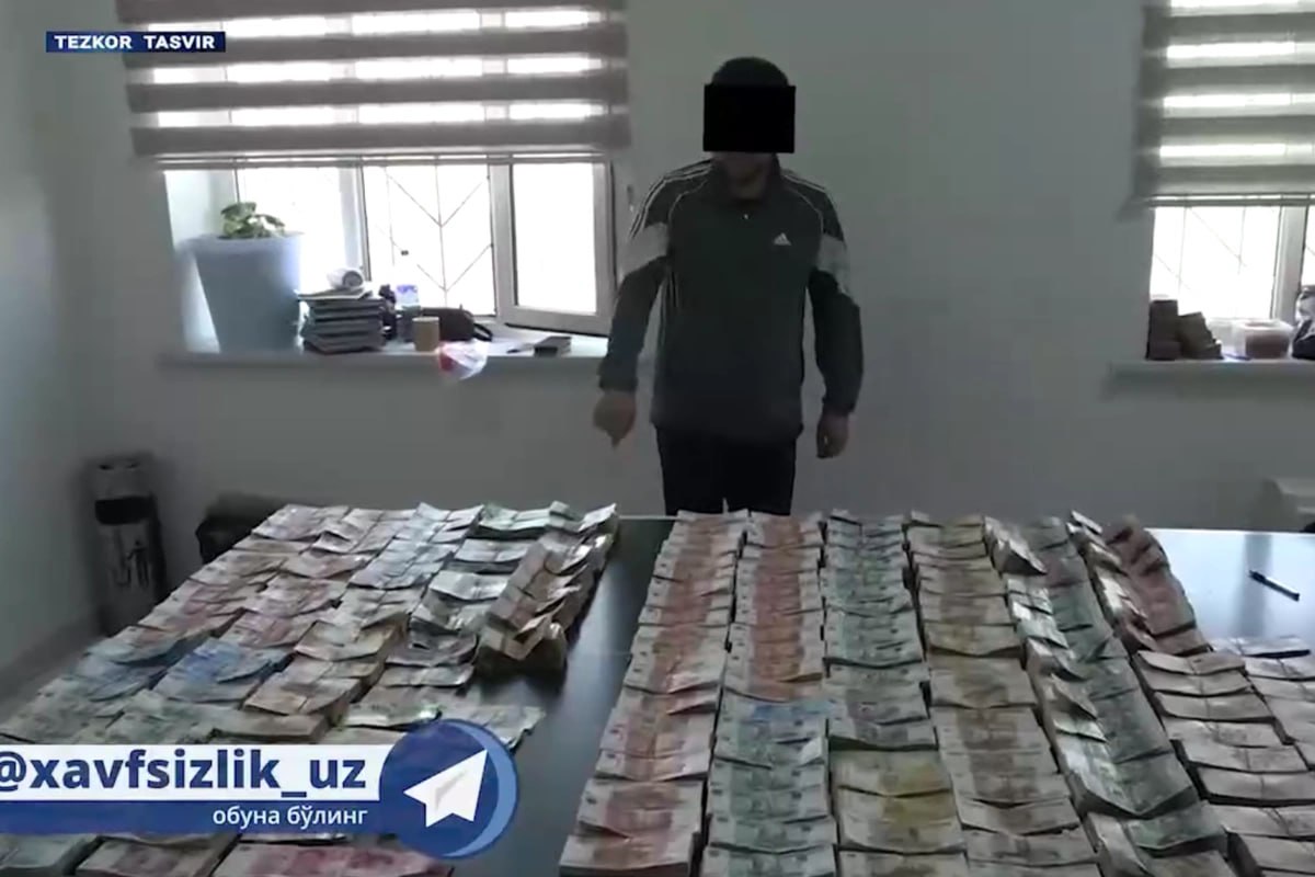 Пресечена попытка вывоза валюты на 5 2 млрд сумов в Таджикистан На таможенном посту Фархад в Ташкентской области задержаны лица пытавшиеся вывезти в Таджикистан валюту на общую сумму 5 2 млрд сумов В первом случае деньги были распределены между 34 гражданами а во втором обнаружены в автомобиле   kun uz ru 48077289 Официальные страницы Kun uz Telegram Facebook Instagram Youtube