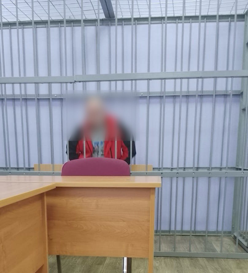 В Няндоме вынесен приговор по уголовному делу коррупционной направленности Няндомский районный суд согласился с позицией государственного обвинителя и признал начальника отдела муниципального автономного учреждения «РКЦ ЖКХ» виновным по ч.3 ст. 290 УК РФ получение взятки , а также по ч.2 ст. 292 УК РФ служебный подлог . Установлено, что подсудимый, в период с июля 2023 года по октябрь 2024 года, находясь при исполнении своих должностных обязанностей, из корыстных побуждений получил от четырех лиц, осужденных приговорами судов за совершение преступлений к отбытию наказания в виде обязательных работ, взятки на общую сумму 132 000 рублей. После этого он внес в официальные документы – табели учета обязательных работ, заведомо ложные сведения об отбытии наказаний указанными осужденными, заверил указанные табели и направил их в филиал по Няндомскому району ФКУ «Уголовно – исполнительная инспекция Управления Федеральной службы исполнения наказаний по Архангельской области», где данные осужденные лица были сняты с учета как отбывшие наказание, о чем извещены суды, вынесшие приговоры. Тем самым обвиняемый фактически незаконно освободил осужденных лиц от отбытия наказания. Вину в совершении преступления осужденный признал полностью. Приговором суда, с учетом наличия всех смягчающих наказание обстоятельств, осужденному назначено наказание в виде 5 лет лишения свободы с отбыванием наказания в колонии общего режима, со штрафом в размере 300 тыс. рублей, с лишением права заниматься деятельностью, связанной с осуществлением контрольных функций по отбыванию осужденными наказания, сроком на 4 года и штрафом в размере 200 тыс. рублей. Деньги, полученные в результате совершения преступлений, конфискованы в доход государства. Приговор суда в законную силу не вступил.