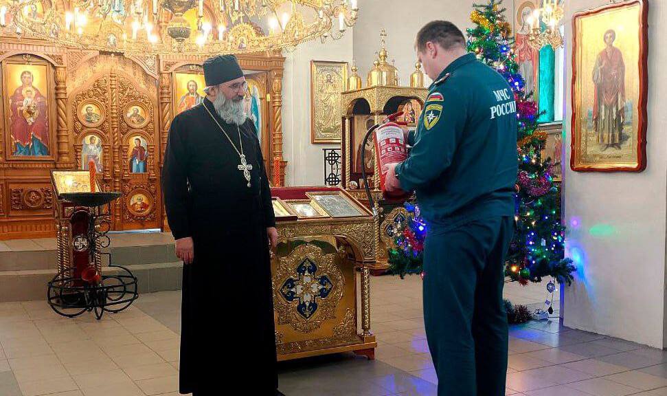 Инспекторы МЧС к Крещению провели в церквях Запорожской области беседы о безопасности  Сотрудники МЧС провели более 80 профилактических визитов и напомнили церковнослужителям основные требования пожарной безопасности во время богослужений.   «Особое внимание уделяется наличию и исправности систем противопожарной защиты, первичных средств пожаротушения, а также свободному доступу к эвакуационным выходам, подъездным путям и соблюдению требований пожарной безопасности при использовании свечей»,  — отметил замначальника управления надзорной деятельности и профилактической работы, подполковник внутренней службы Эдуард Цыбуля.     , VK и ОК и читайте новости на нашем сайте