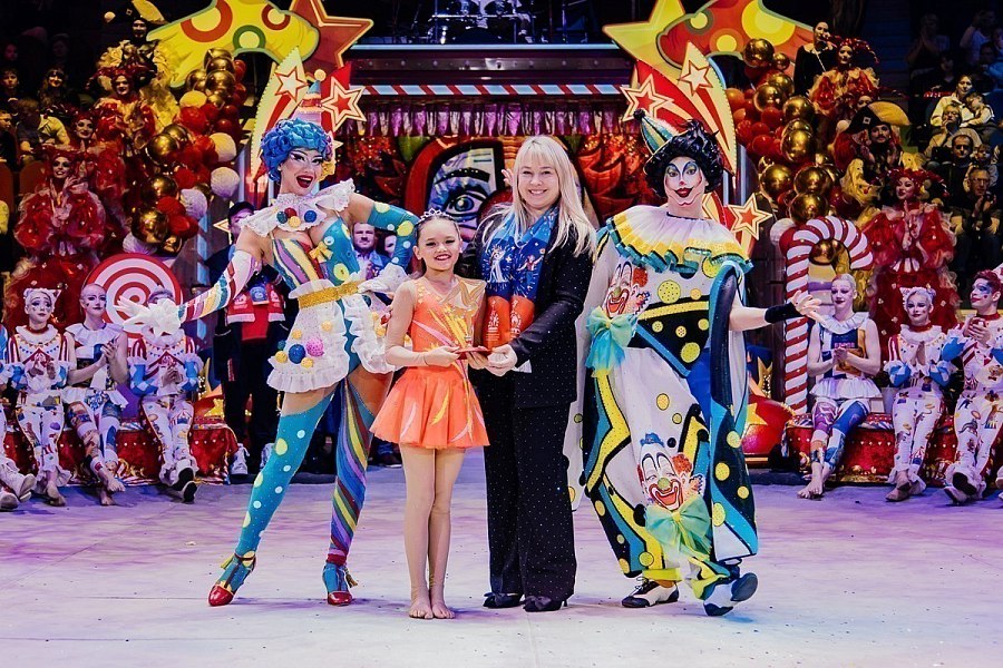 Юная циркачка Барнаула стала призером международного фестиваля Солистка Образцового детского коллектива Алтайского края цирковой студии Арлекино городского Центра развития творчества детей и юношества Ленинского района Анастасия Бусыгина стала бронзовым призером V международного детского и молодёжного фестиваля циркового искусства На языке мира который прошёл в Туле Анастасия выступила с номером под названием Мечта исполнив его в жанре эквилибристики и покорила сердца не только зрителей но и членов жюри Подробнее на сайте Подписаться ВКонтакте MAX