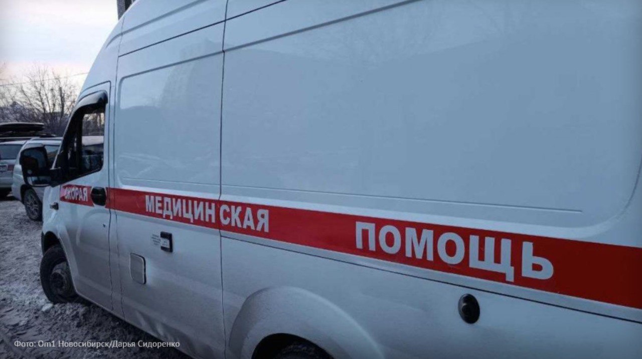 В новогоднюю ночь в Омске скорую вызвали более тысячи раз 1054 раза если быть точным Наиболее частая причина вызовов травмы 184 раза в стационары доставили 127 человек в том числе 22 ребёнка Зафиксировано 10 ДТП В них пострадали 13 человек в том числе четверо детей Двое омичей получили травмы глаз при использовании пиротехники У трёх омичей диагностировали переохлаждение Тяжелое алкогольное отравление выявили у восьмерых горожан Однако в целом новогодняя ночь сообщает региональный Минздрав прошла без серьёзных происшествий Om1 Омск в MAX
