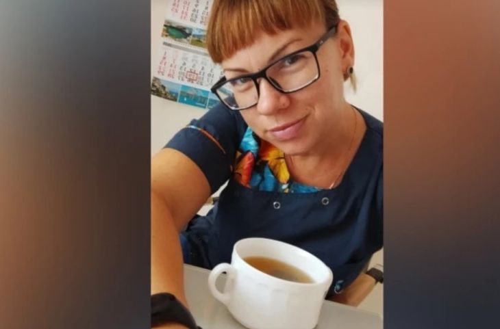 В Крыму бесследно пропала медсестра из Сак Леся Лубинец уже почти месяц не выходит на связь с близкими. 42-летняя крымчанка загадочно исчезла 16 апреля 2025.‼ «Дочка вышла из дома в семь утра – санаторий, где она работает, совсем рядом. Но уже в 7.15 у нее был отключен телефон. Никто не мог дозвониться», - рассказала мама пропавшей Татьяна. По словам матери, у пропавшей есть один недостаток – она очень доверчивая, в людях не разбирается от слова совсем. Возможно из-за этого «минуса» и попала в какую-то беду. «Леся алкоголь не употребляет. Да и на работе ее ценят. Она - очень хорошая медсестра: 18 лет проработала в симферопольском роддоме, потом перевелась поближе к дому, в санаторий». Поиски затянулись. Но горю слезами не поможешь, и крымчанка, разуверившись в возможностях полиции, сначала поговорила со всеми, кто знал Лесю. Теперь объезжает близлежащие села и показывает всем, кого встретит, фото дочери - может, кто видел. Крымский мост Новости Крыма