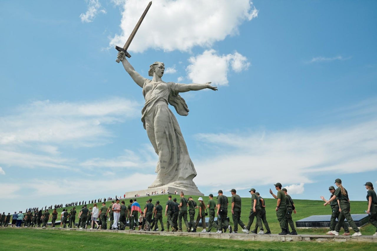 27 херсонский школьников проводят конец июля в волгоградском лагере  Ребята из Херсонской области вновь оказались в оборонно-спортивном лагере «Авангард» в Волгоградской области. Участниками четвертой смены «Время юных героев» стали боле 860 школьников из разных регионов России, в том числе 27 детей из Херсонской области.   Для ребят подготовили насыщенную программу, включающую в том числе посещение достопримечательностей города-героя Волгограда. Так, в годовщину начала Сталинградской битвы участники смены поучаствовали в митинге на Мамаевом Кургане, почтили память героев войны у Вечного огня на площади Павших борцов и побывали на экскурсии в Музее-Панораме «Сталинградская битва».   Кроме того, в течение двух недель ребята пройдут специализированные занятия по направлениям и индивидуальные мастер-классы. Финалом смены станет тактическая игра на местности, где ребятам предстоит продемонстрировать полученные знания и навыки.