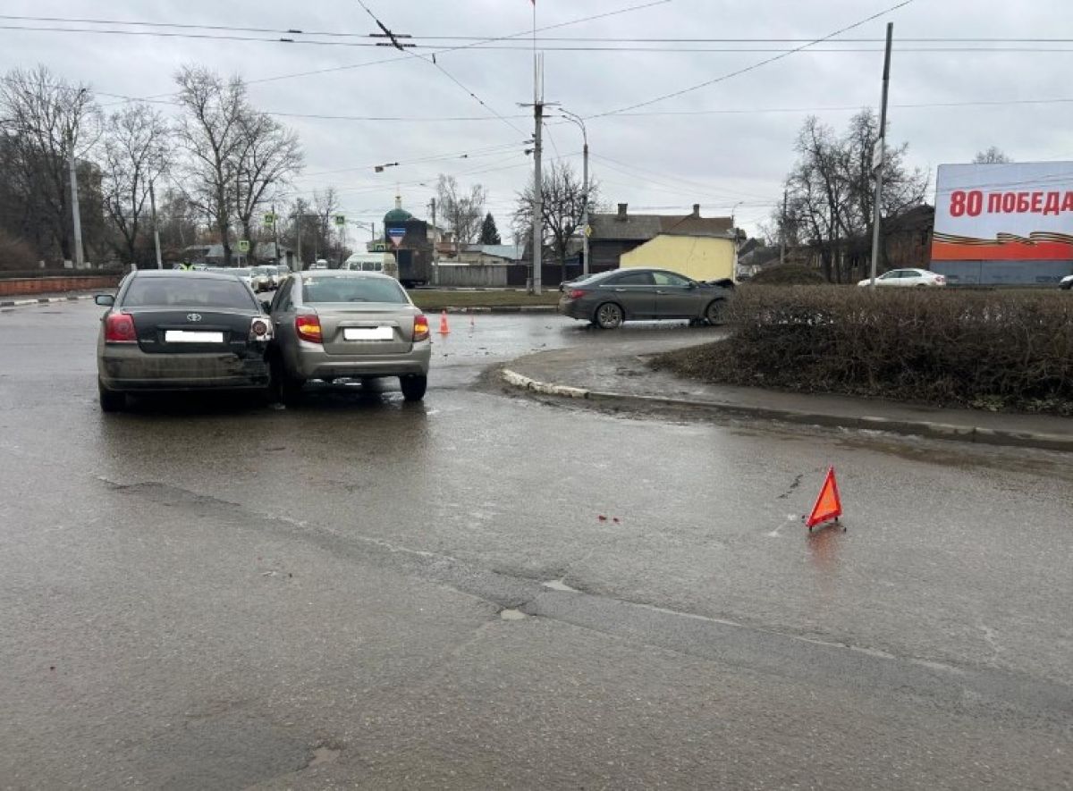 Орловский водитель пострадал в тройном столкновении около Тургеневского моста     В Орле недалеко от Тургеневского моста столкнулись три автомобиля, пострадал один из водителей. Об этом сообщили в пресс-службе УМВД России по Орловской области.  ↗  Прислать новость   Подписаться