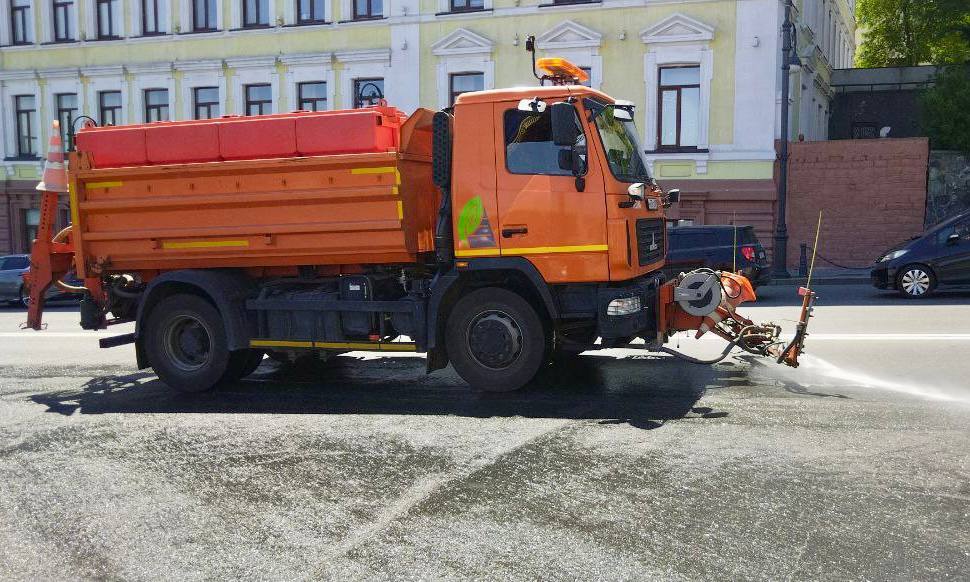 Более 500 тонн мусора собрали на прошлой неделе во Владивостоке. На улицах Пологой, Октябрьской, Башидзе, Снеговой, Приморской, Маковского, Глинки, Калинина, Светланской,Ильичева, на проспекте 100-летия Владивостока, Нейбута, Карбышева, а также на объездной трассе Седанка – Патрокл промели прибордюрные полосы и выполнили комплексную уборку проезжей части. Также бригады рабочих ежедневно промывают пешеходные зоны. На прошлой неделе вручную и с помощью спецтехники промыли тротуары и подземные переходы на 26 улицах города: на Светланской, Океанском проспекте, Семеновской, Фонтанной, Надибаидзе, Адмирала Фокина, в районе ЖД вокзала и на других. «Подземные пешеходные переходы промываем в вечернее и ночное время, когда поток людей меньше. Это позволяет бригаде рабочих качественно промыть пол и стены без вреда для окружающих», – рассказали специалисты «СГТ». Кроме того, на прошлой неделе дорожники собрали и вывезли 556 тонн случайного мусора и строительных отходов со всех районов города, объездной трассы и Русского острова.