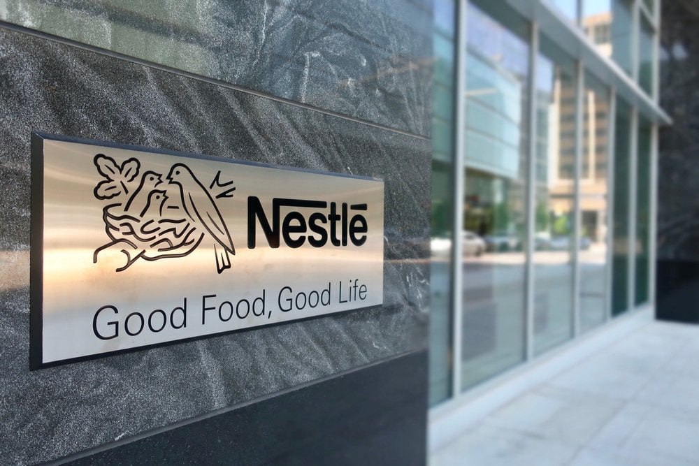 Завод Nestle будет проверен в рамках дела о недобросовестной маркировке минеральной воды  7 февраля 2025 года в рамках дела против компании Nestle о недоброкачественной маркировке минеральной воды, глава комитета по расследованию возможных правонарушений верхней палаты парламента Франции планирует лично посетить завод, где разливают воду Perrier.  В рамках проверки, которая состоится на принадлежащем компании Nestle заводе Perrier, глава комитета по расследованию возможных правонарушений верхней палаты парламента Франции рассчитывает получить данные, которые в будущем станут доказательной базой в этом деле.   Дело в том, что не вся «природная минеральная» вода производства Nestle проходила одинаковые ступени очистки, как было заявлено в компании. В Nestle обвинения никак не комментировали, но уточнили, что намерены «конструктивно сотрудничать с судебными органами».  Telegram / Facebook / Instagram / LinkedIn