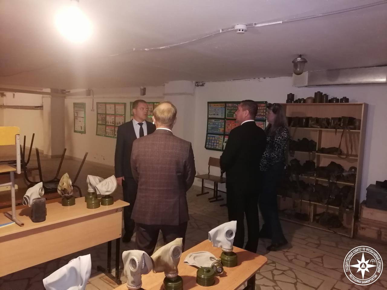 Сегодня провел личный прием граждан в Буздякском районе согласно плану работы Правительства Республики Башкортостан Жители Буздякского района подняли ряд актуальных вопросов: развития добровольной пожарной охраны, обеспечения жилья автономными пожарными извещателями, обновления парка пожарной техники, ремонта гидротехнического сооружения. В ходе выездного приема граждан ряд вопросов удалось решить на месте, по остальным договорились с Главой Администрации района Ильнуром Игдиевым о совместной работе. Кроме того, в рамках рабочей поездки проверил пляж на соответствие требованиям безопасности и ход работы по созданию безопасных мест отдыха у воды, а также оценил состояние одного из защитных сооружений гражданской обороны и готовность к реагированию подразделения добровольной пожарной охраны.