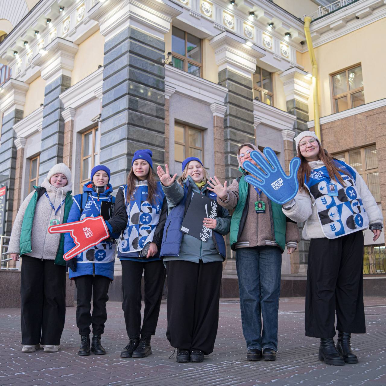 В Красноярске начался Всероссийский конкурс профмастерства Труд Крут среди бойцов студенческих отрядов железнодорожного транспорта и студенческих отрядов проводников Он организован в рамках масштабного Всероссийского слёта студенческих отрядов который стартовал в Красноярске В краевую столицу прибыли 50 участников студенческих отрядов проводников из 25 регионов России В составе каждой команды студенты ведущих вузов страны В зале Дворца культуры железнодорожников их поприветствовал заместитель председателя наблюдательного совета Молодёжной общероссийской общественной организацией Российские Студенческие Отряды Алексей Потейко Завтра утром студентов ожидает теоретический этап конкурса тест из 60 вопросов по стандартам технического обслуживания вагонов деятельности студотрядов и другим темам К полудню конкурсанты переместятся на площадку практического этапа который пройдёт в пассажирских вагонах на платформе вокзала Красноярск А на базе Красноярского института железнодорожного транспорта сегодня состоялся теоретический этап соревнований среди монтёров пути и сигналистов они демонстрировали свою эрудицию и глубокие профильные знания Завтра конкурсные испытания продолжатся Кульминационным событием слёта станет вручение знамени лучшего студенческого отряда холдинга ОАО РЖД Голосовать за канал Читайте нас онлайн чтобы быть в курсе всех событий Наше сообщество ВКонтакте Наш Telegram канал Наш сайт