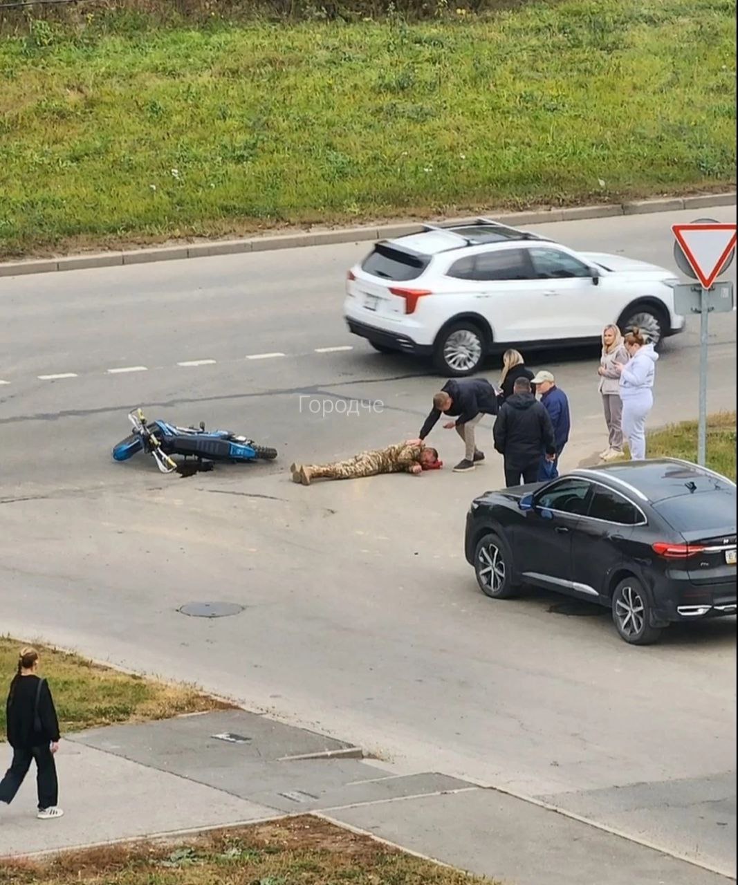 ГородЧе В Череповце мужчина упал с мотоцикла на улице Раахе в ЗШК. По данным ГАИ, 40-летний череповчанин не справился с управлением и упал. Пострадавшего с травмами доставили в больницу. Мотоциклиста привлекут к административной ответственности, у него не было прав. @