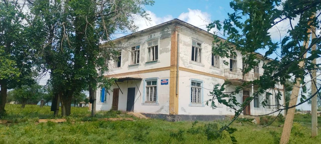 0 Прокуратура Приютненского района в судебном порядке обязала ограничить доступ в заброшенному зданию в с. Воробьенка Прокуратура Приютненского района провела проверку исполнения законодательства в части надлежащего обеспечения безопасности заброшенных сооружений. Установлено, что бесхозяйный объект недвижимого имущества бывшее здание колхоза , расположенное в с. Воробьевка, фактически не эксплуатируется, здание заброшено, по периметру не огорожено, часть оконных проемов разбиты, доступ в здание свободный. Объект не охраняется, запрещающие проход указатели отсутствуют. Возможность свободного проникновения в указанный объект создает условия для совершения противоправных действий, делает его опасным и создает угрозу причинения вреда жизни и здоровью граждан в случае его разрушения или использования не по назначению, может привести к неблагоприятным последствиям. По данному факту прокуратура района обратилась в суд с административным исковым заявлением об обязании администрации Воробьевского сельского муниципального образования оформить право собственности на указанный бесхозяйный объект недвижимости и огранить к нему свободный доступ. Указанный вопрос находится на контроле прокуратуры района.