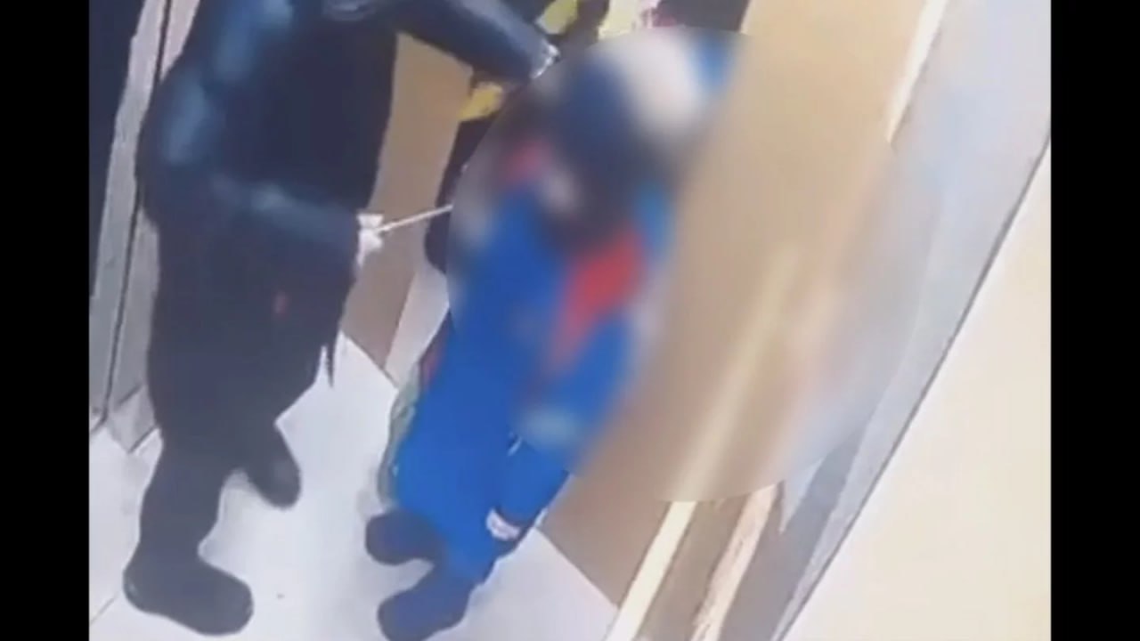 Направлен на принудительное лечение: суд вынес решение по подростку, изрезавшему пятилетнего ребёнка в лифте 14-летнего подростка обвинили в совершении хулиганства с применением ножа в общественном месте. Специализированный межрайонный суд по делам несовершеннолетних Астаны освободил его от уголовной ответственности, однако обязал лечиться в спецучреждении. По информации суда, подросток — инвалид II группы, состоящий на учёте в психоневрологическом диспансере. 11 февраля, находясь в лифте одного из домов столичного жилого комплекса, он ударил ножом в лицо ребёнка. Согласно заключению судебной психолого-психиатрической экспертизы, из-за хронического психического заболевания обвиняемый не мог осознавать общественную опасность своих действий и руководить ими. Из-за своего психического состояния он представляет опасность для себя и общества и нуждается в принудительном лечении. По закону лицо, находившееся в состоянии невменяемости в момент совершения общественно опасного деяния, не подлежит уголовной ответственности ст. 16 УК РК . Однако суд может применить к лицу, признанному невменяемым, принудительные меры медицинского характера. Что он и сделал. Подростку назначено стационарное принудительное лечение в учреждении специализированного типа с интенсивным наблюдением в селе Актас Талгарского района. Постановление не вступило в законную силу. Это происшествие всколыхнуло общество. После происшествия депутаты мажилиса подняли вопрос о состоянии психиатрической службы и защите прав людей с психическими расстройствами. • Скриншот видео egov press