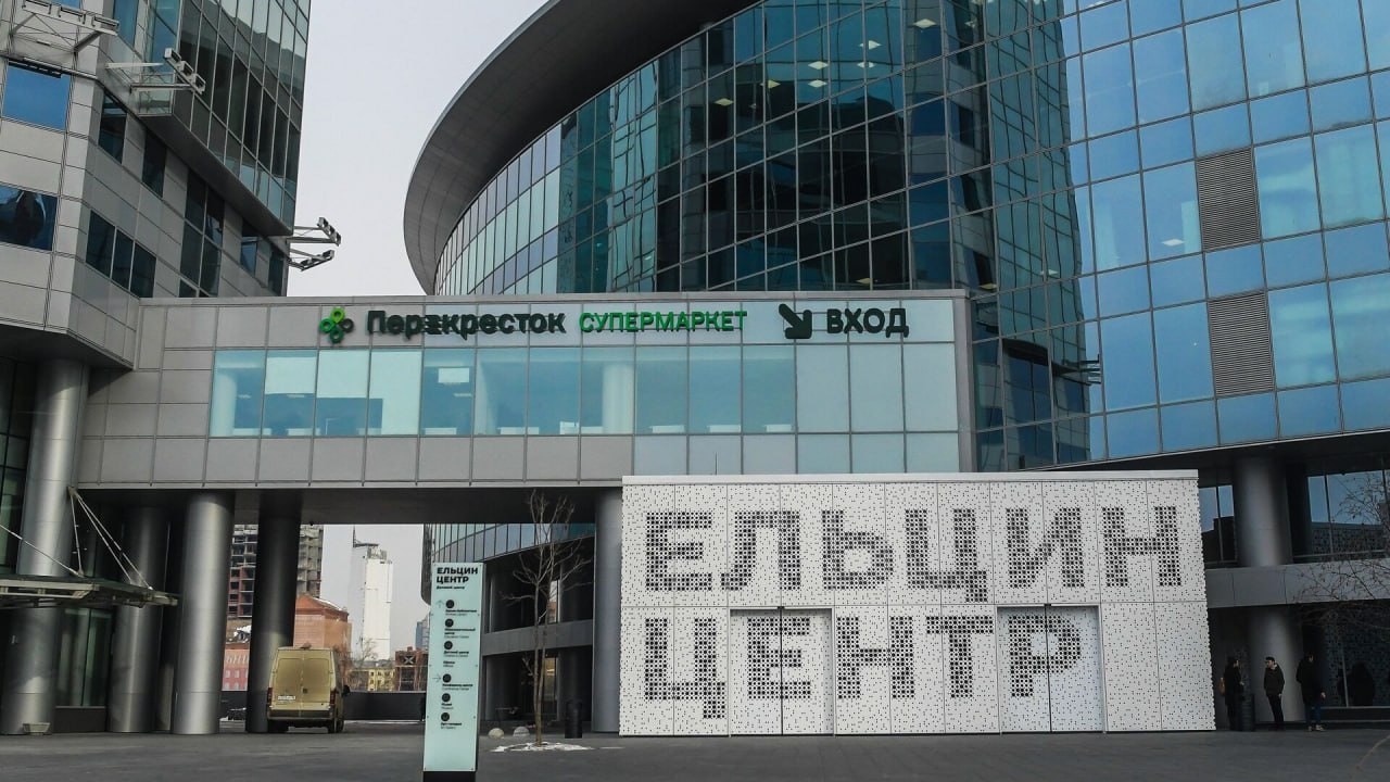 КПРФ потребовала от силовиков проверить «Ельцин Центр» на предмет «реабилитации нацизма» Руководители Свердловского и Московского отделений КПРФ — Виктор Царихин и Александр Ивачев — направили в Следственный комитет обращение с требованием провести проверку «Ельцин Центра» в Екатеринбурге. Внимание на это обратили журналисты 7x7. По мнению коммунистов, поводом для обращения стали «многочисленные» жалобы граждан на экспозиции музея, якобы «грубо дискредитирующие историческое наследие». В КПРФ утверждают, что выставочные материалы содержат «ненаучную и искаженную информацию», направленную на очернение СССР и его руководства. Наиболее грубым нарушением музея, по мнению Царихина и Ивачева, является заявление, что «с 1929 по 1953 год через систему ГУЛАГа прошло около 20 миллионов человек», которое, по мнению коммунистов, «никак не подтверждается ни архивами, ни серьезными исследованиями» и используется «для демонизации СССР». «Коммунисты указывают на признаки возможного нарушения части 1 статьи 354.1 УК РФ — "Реабилитация нацизма", поскольку материалы экспозиции проводят параллели между СССР и фашистской Германией, называя ГУЛАГ "машиной смерти"», — заявили члены партии. Кроме того, доносчиков возмутили стенды, где Иосифу Сталину приписываются массовые репрессии, жестокость и «иезуитское чувство юмора». Коммунисты считают, что подобные формулировки противоречат принципам музейной деятельности и носят характер политической пропаганды. Это уже не первая жалоба на «Ельцин Центр» в этом году, отмечает 7x7. В конце мая проверить музей потребовал депутат Госдумы Михаил Делягин. Кроме того, с начала года после жалоб Z-активистов в центре отменили несколько мероприятий. А полпред Путина Артем Жога в июне пообещал провести в центре форум волонтеров и добровольцев «Патриоты Урала», чтобы сделать площадку «более патриотичной». Подписаться на «Новую-Европа»