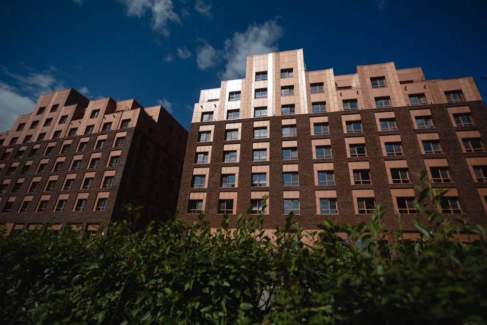 С 1 сентября студенты всех вузов Челябинска смогут заселиться в кампус В межвузовском кампусе Челябинска с 1 сентября 2026 года смогут жить любых вузов города Сейчас заселиться туда могут только учащиеся вузов резидентов но правила решили изменить Как рассказал министр образования Челябинской области Виталий Литке на пресс конференции организованной АиФ Челябинск в этом году в эксплуатацию будут введены все гостиницы капмуса 3 400 мест В апреле 2025 года начался третий этап строительства кампуса Ключевым объектом станет учебно научный корпус В нем планируется разместить более 40 лабораторий появятся трансформируемые аудитории коворкинги рекреационные зоны и даже ботанические сады под стеклянной крышей В межвузовском кампусе будет шесть гостиниц в которых могут разместиться не только студенты но и преподаватели Подписаться на chelkp Мы в MAX