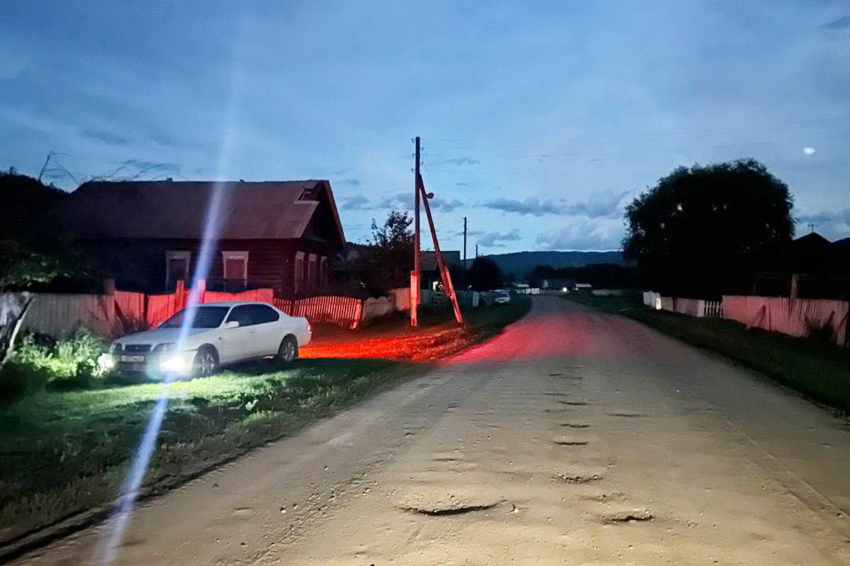 4-летний мальчик попал под колеса автомобиля в Бурятии  Наезд произошел вчера вечером в Закаменском районе. 23-летний водитель на «Тойоте» сбил 4-летнего мальчика вне зоны пешеходного перехода. В результате ДТП ребенок с травмами госпитализирован в больницу.