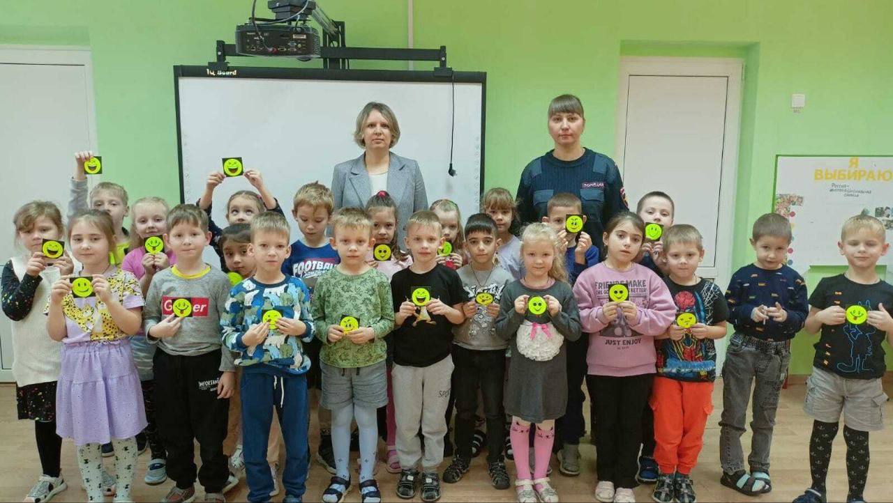 Акция Засветись прошла в Борисоглебске    Она направлена на профилактику ДТП с участием пешеходов в темное время суток В школах округа организовали комплекс мероприятий для снижения детского травматизма и популяризации световозвращающих элементов СВЭ Просветительские занятия для детей и родителей о важности СВЭ Игровые и практические занятия по ПДД Экскурсия Шагающий автобус в жилетах со световозвращателями Рейды Родительский патруль у школ с разъяснительной работой Совместные занятия с Лабораторией безопасности  К акции присоединились сотрудники Госавтоинспекции которые провели тематические занятия и напомнили о необходимости использовать световозвращатели в темноте Используйте световозвращатели это реальный способ защитить себя и своих близких Безопасность на дороге начинается с каждого из нас