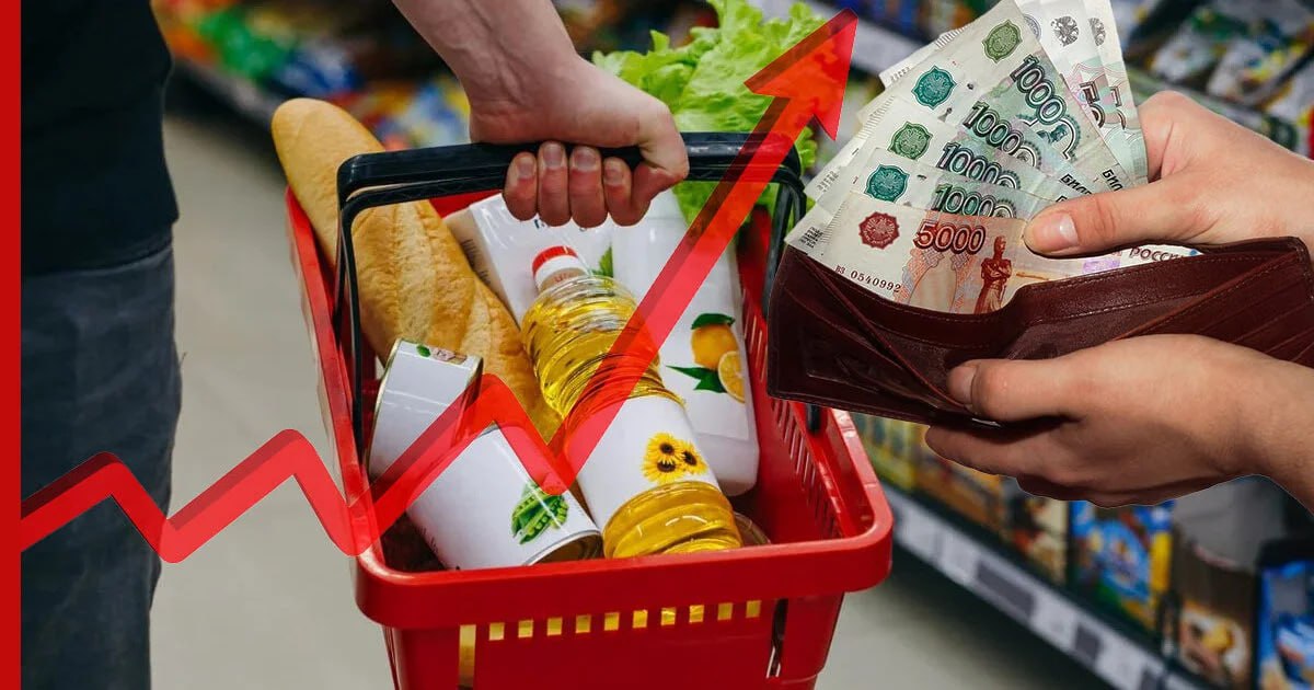 В России может появиться единая мера для весовых продуктов В Союзе потребителей России вместе с депутатами Госдумы готовятся предложения для корректировки правил торговли которые могут помочь ввести единую меру для весовых продуктов чтобы избежать обмана потребителей за счет шринкфляции уменьшения веса продукции при сохранении прежних цен По подсчетам Союза потребителей из за шринкфляции уменьшения веса или объема товара при сохранении размера упаковки покупатели ежегодно теряют около 1 триллиона рублей Нововведения минимизирует игру с ценниками когда за один вид продукта стоимость указывается за 100 грамм за килограмм или за упаковку чтобы исключить любой обман Единственный выход создать унифицированный подход чтобы цены были указаны за килограмм за литр полагают депутаты Шринкфляция стала достаточно распространенным явлением в условиях инфляционного давления Производители часто стремятся сохранить стабильный уровень розничных цен сокращая при этом размер упаковки Сохраняется вопрос качества товара но этот вопрос лежит уже несколько в другой плоскости которая также требует отдельного внимания властей