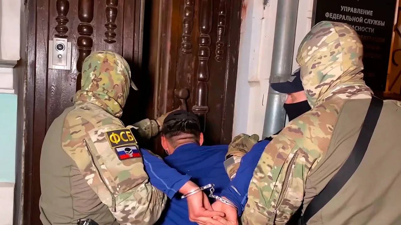 Семейный бизнес обернулся государственной изменой Южный окружной военный суд вынес приговор супругам-террористам из Михайловска на Ставрополье. В конце 2022 года муж решил сговориться со спецслужбами Украины. Он хотел помогать им, действуя против безопасности России. В начале 2023 года мужчина решил рассказать супруге, что состоит в ОПГ, к удивлению, она приняла его убеждения и решила также помогать украинским спецслужбам. «По заданию СБУ мужчина получил самодельное взрывное устройство, которое при пособничестве супруги должен был активировать для подрыва железнодорожных цистерн с топливом», – рассказали в прокуратуре Ставропольского края. Прошло почти два года, и фигуранты предстали перед судом. Их признали виновными в совершении преступлений. Мужа посадили на 16 лет в колонию строгого режима, ему также предстоит отсидеть первые три года в тюрьме. Жена получил 13 лет колонии строгого режима. Оба они также заплатят штраф в 600 тысяч рублей. Приговор пока не вступил в силу.