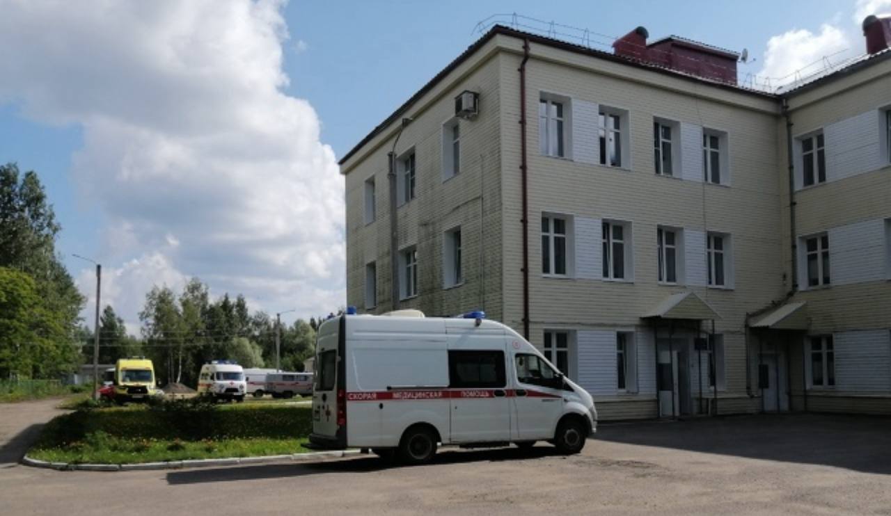 Михаил Мурашко всегда призывает соседние регионы помогать друг другу при организации медицинской помощи. Особенно, если помощь требуется экстренная. И в этом руководитель федерального минздрава абсолютно прав. Сообщение о ДПТ с автобусом на железнодорожном переезде сегодня в Олонецкой ЦРБ получили в 6.30. Бригада скорой помощи, с опытнейшим фельдшером Павлом Дубровиным в составе, выехала без промедления. На месте наша бригада была одной из первых. Скорая помощь понадобилась 14 пассажирам, они транспортированы в больницу Лодейного Поля. Есть пациенты с тяжелыми травмами. Двое пострадавших не нуждались в госпитализации. Один человек погиб. Мы уже давно взаимодействуем с нашими соседями и с другими регионами. Так было, например, в январе, когда перевернулся автобус с туристами в Питкярантском районе. Тогда откликнулись и Москва, и Санкт-Петербург, и регионы, из которых были пострадавшие. Без всяких сомнений и проволочек наши медики всегда выезжают на помощь коллегам за пределы Карелии, когда речь идет о жизни человека.