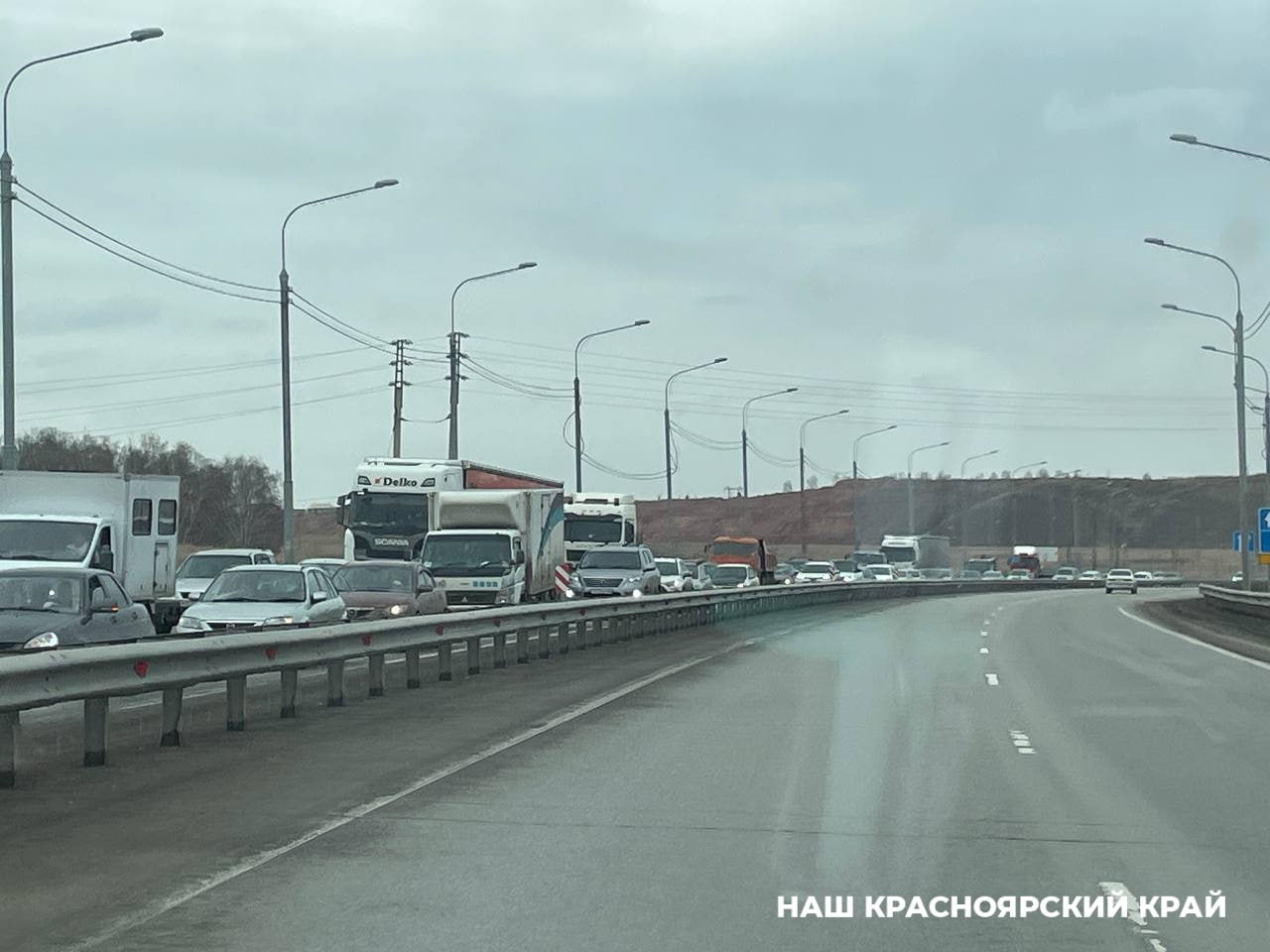 На развязке в районе Дрокино опять изменят схему движения  На реконструируемом участке дороги рабочие будут заниматься переустройством водопропускной трубы.  На время работ движение на участке трассы Р-255 «Сибирь» в районе перекрестка с Северным шоссе будет направлено по объездной дороге по одной полосе в каждом направлении. Изменение схемы движения водители смогут отследить по дорожно-знаковой информации.