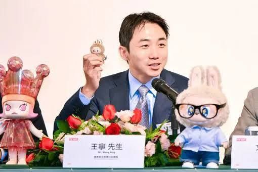 Создатель сети магазинов Pop Mart известный по коллекционным игрушкам Labubu Ван Нин вошел в десятку самых богатых миллиардеров Китая с состоянием в 22 3 млрд свидетельствует рейтинг Forbes Лидерами списка стали основатель ByteDance владелец TikTok Чжан Имин с состоянием 65 5 млрд глава производителя напитков Nongfu Spring Чжун Шаньшань 58 7 млрд и руководитель Tencent разработчик WeChat Ма Хуатэн 52 2 млрд В десятку также вошли глава Xiaomi Лэй Цзюнь 46 2 млрд глава компании разработчика онлайн игр NetEase Уиллиам Дин 42 4 млрд создатель онлайн платформы Pinduoduo и владельца интернет магазина Temu Колин Хуан 37 9 млрд основатель компании производителя бытовой техники Midea Group Хэ Сянцзянь 27 9 млрд создатель Alibaba Group Джек Ма 25 7 млрд и глава автопроизводителя BYD Ван Чуаньфу 24 5 млрд НАШИ РЕСУРСЫ Telegram Tik tok YouTube RUTUBE