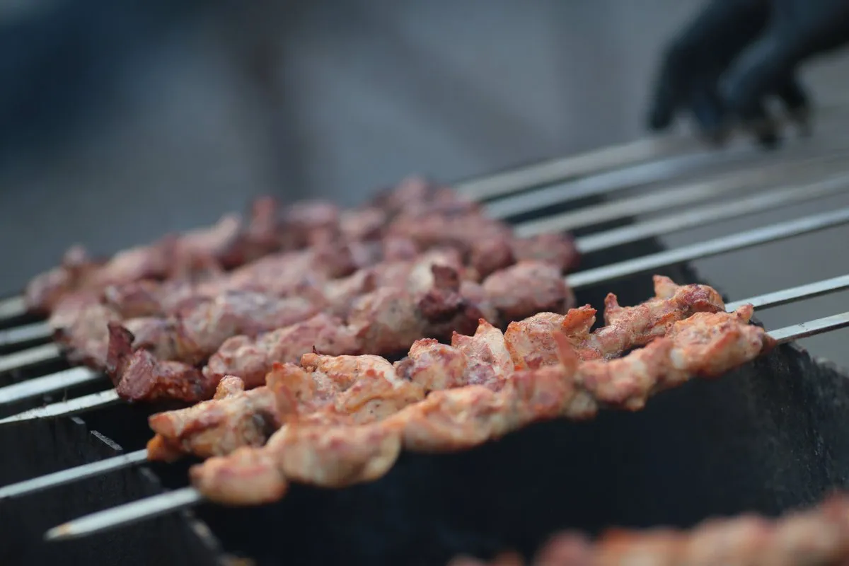 Шашлык нужно жарить 15 20 минут а хранить готовое мясо в холодильнике можно до 36 часов Советы по приготовлению и хранению шашлыка дал Роспотребнадзор Чтобы проверить готовность мяса специалисты посоветовали сделать аккуратные надрезы и проткнуть их зубочисткой или ножом Если из мяса выделяется прозрачный сок шашлык хорошо прожарился а если сок розоватый мясо пока не готово В Роспотребнадзоре напомнили и о правилах гигиены мыть руки перед едой и тщательно промывать овощи и зелень перед их употреблением в пищу Больше новостей в Daily News VK