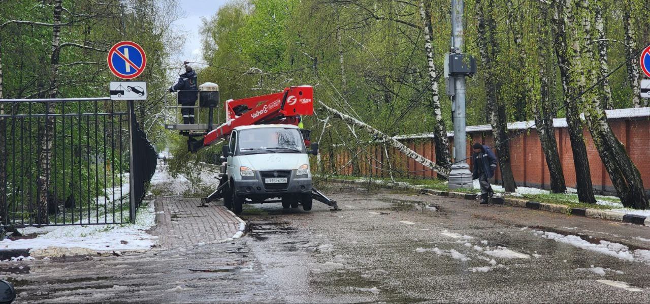 В разных районах Химок упавшие деревья оборвали провода В Старбеево, например, уже 4 часа электричества нет. Пишите адреса в комментах, где ещё нет электричества и отопления