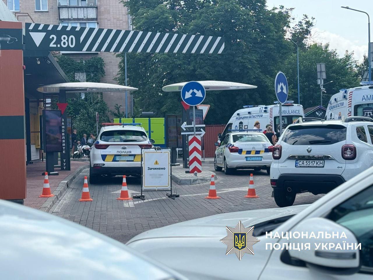 Полиция задержала стрелка из Черкасс  По данным правоохранителей, мужчина зашёл в помещение и произвёл несколько выстрелов из оружия. В результате он получил ранение и заперся в уборной.   В настоящее время его госпитализировали.  НАШИ РЕСУРСЫ:   Telegram  YouTube  RUTUBE