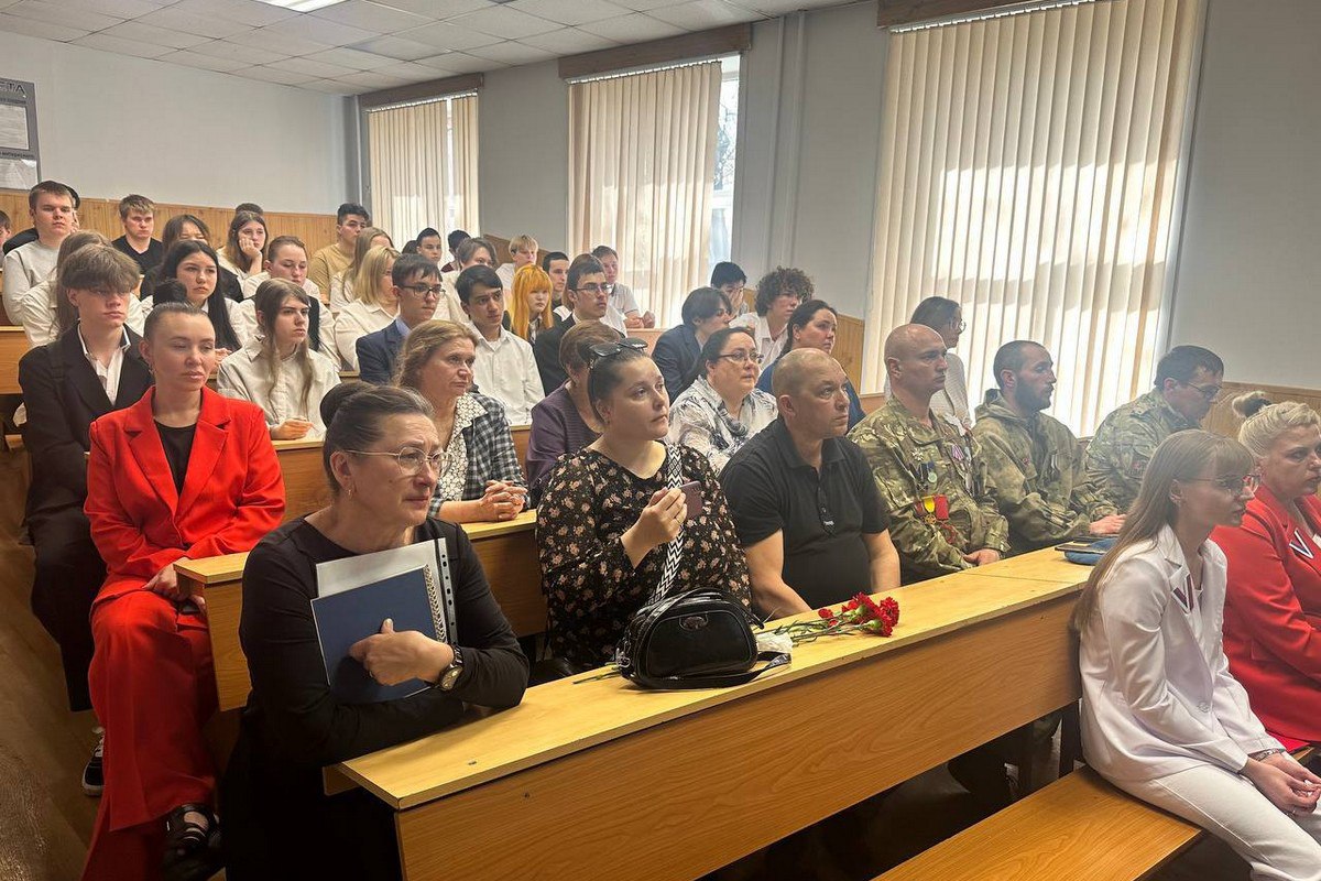 В Иркутске открыли Парту Героя, посвященную поэту, участнику СВО Андрею Балацкому Парту Героя открыли накануне Дня Победы в Центре образования №10 города Иркутска, она посвящена иркутскому поэту, участнику СВО Андрею Балацкому, награжденному орденом Мужества посмертно. На торжественном мероприятии присутствовали ученики и учителя, родные и близкие Героя, его мама Ирина Николаевна. Андрей Балацкий окончил девять классов школы №73, затем до 11 класса учился в Центре образования №10, активно занимался спортом – борьбой, легкой и тяжелой атлетикой. Писал стихи, участвовал в творческих проектах «Поэтическое Многоборье», «Время Уткина», концертах, квартирниках и других. В январе 2024 года, в возрасте 19 лет, по собственному желанию пошел на СВО, подписав контракт с Минобороны. Был медбратом, участвовал в боевых действиях под Запорожьем. Вынес с поля боя и спас жизни десяткам сослуживцев. В будущем хотел стать хирургом. Погиб 28 июня 2024 года. Сейчас в учебных заведениях Иркутска при поддержке партии Единая Россия открыто 29 таких мемориальных объектов. На Парте Героя размещены информация о герое, его фотография, биография, героический путь, а также QR-код для мобильных устройств, по которому можно изучить информация о герое. Право сидеть за такой партой получают ученики, имеющие успехи в учебе, принимающие активное участие в жизни школы.