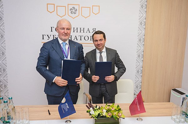 Новапорт и Мурманская область договорились о развитии аэропортовой инфраструктуры в регионе Холдинг Новапорт и Мурманская область в рамках Петербургского международного экономического форума ПМЭФ подписали соглашение о сотрудничестве в реализации инвестиционных проектов по развитию аэропортовой инфраструктуры в регионе. Об этом сообщает AVIA.RU со ссылкой на данные холдинга. Подписи под документом поставили основатель «Новапорт Холдинг» Роман Троценко и губернатор Мурманской области Андрей Чибис. Как отмечается в сообщении холдинга, строительство первой очереди нового аэровокзального комплекса внутренних воздушных линий в аэропорту Мурманск планируется завершить до конца 2025 года. aviaru.net/n284802