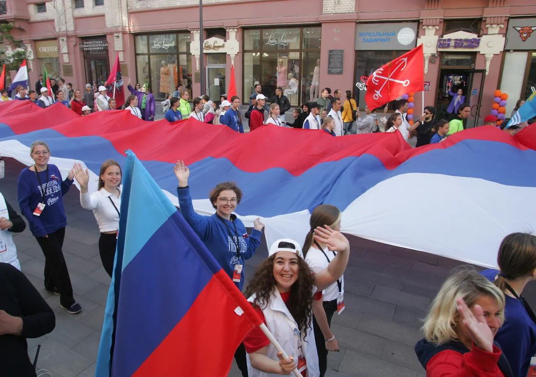 Опубликована программа празднования Дня России в Нижнем Новгороде На площади Минина и Пожарского будет работать ярмарка народных ремесел и промыслов. На гастрофестивале жители и гости города смогут попробовать блюда национальной кухни. В сквере у фонтана для детей пройдут творческие мастер-классы. В ФОКе «Мещерский» состоятся кубок по баскетболу, показательный турнир по киле и серия футбольных матчей, участие в которой примут команды нижегородских заводов и команда правительства региона. На Большой Покровской пройдет парад национальностей в сопровождении музыкантов Нижегородского губернского оркестра и флешмоб, на котором представители всех субъектов РФ пронесут стометровый триколор. Праздничная программа на главной сцене начнется в 12:00. Там выступят победители шоу «Голос», «Ты супер!», «Синяя птица», ансамбль народной песни «Любава», оркестр Росгвардии, кавер-бенд Нижегородского губернского оркестра. Хедлайнером в этом году стала группа «Пицца», она выйдет на сцену в 21:00. Фото: Роман Яровицын, Коммерсантъ Подписывайтесь на «Ъ-Приволжье» Оставляйте «бусты»