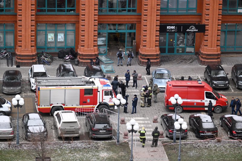 Столичный ЖК "Алые паруса", в котором произошел взрыв, охранялся максимально строго. Об этом "РГ" рассказал адвокат Сергей Жорин, проживающий в комплексе.  "Моя квартира находится как раз над местом взрыва, - сообщил Жорин. - В момент, когда все произошло, меня, к счастью, не было дома". Систему охраны, которая действует в "Алых парусах", адвокат охарактеризовал как надежную. Постороннему человеку нельзя пройти и тем более въехать на территорию - только если на него заказан пропуск кем-то из жильцов. Даже курьеров пропускают здесь только по предварительным заявкам.  Среди жильцов "Алых парусов" немало тех, кто перемещается по городу с личной охраной, рассказал адвокат. И место, где произошел взрыв, рядом с консьержем как раз и предназначено для секьюрити: они довольно часто ожидают там своих клиентов.  Фото: Рамиль Ситдиков / РИА Новости