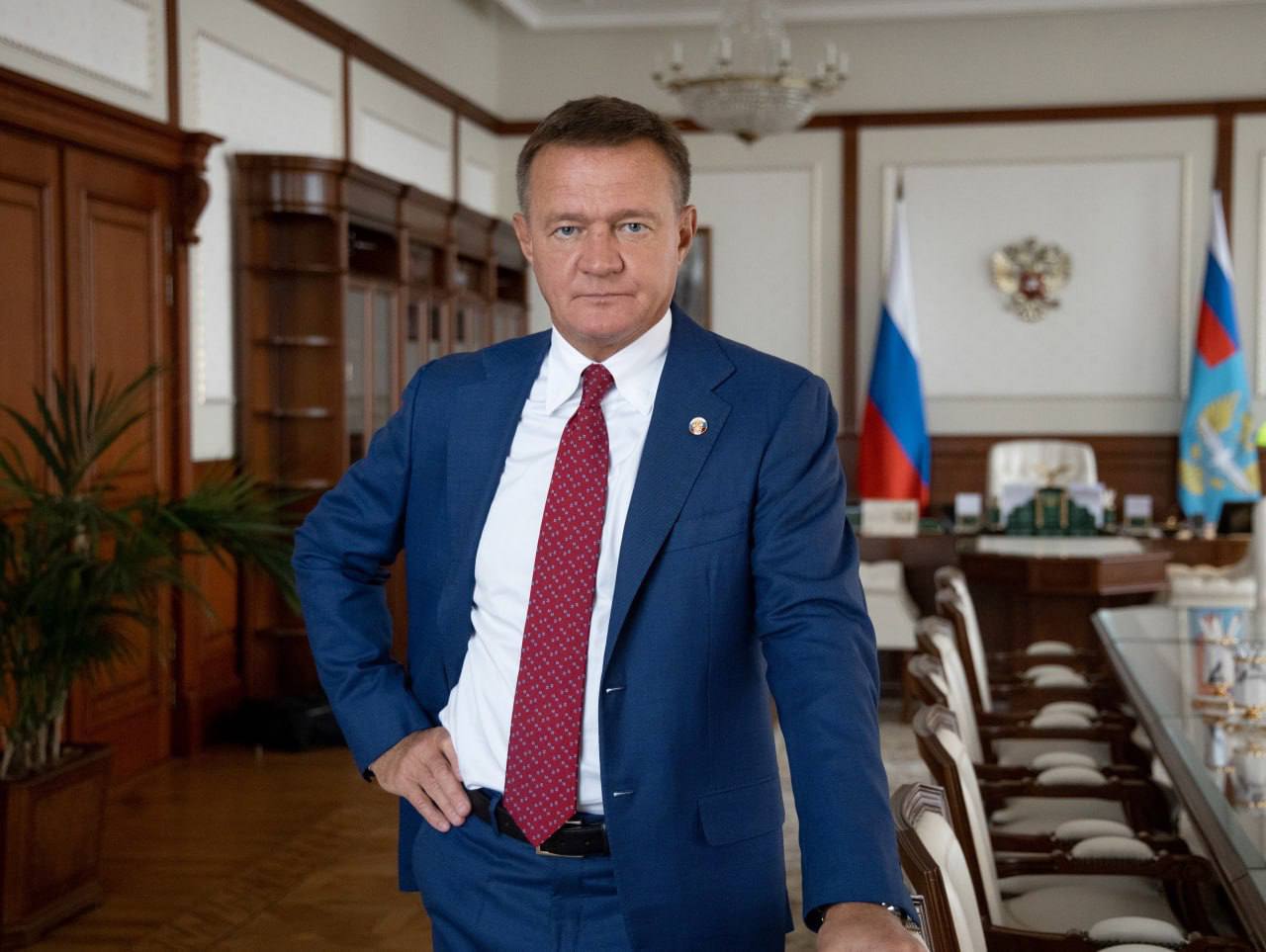 Дело о наследстве Романа Старовойта открыла в Москве Федеральная нотариальная палата Так происходит когда вопросы завещания не решены и на имущество покойного претендуют различные члены семьи и близкие покойного Информация об открытии дела нашли в реестре наследственных дел Федеральной нотариальной палаты журналисты издания Ведомости По запросу с фамилией именем и отчеством Старовойта делом под номером 40607472 5 2025 занимается столичный юрист Ольга Струкова Других сведений не приводится С 2021 года экс губернатор Курской области Роман Старовойт находился в разводе У него остались две дочери 15 летняя Анастасия и 18 летняя Ангелина Перед тем как экс министра не стало он состоял в отношениях с 25 летней Полиной Копыловой Девушка в 2024 году окончила Курский государственный медицинский университет
