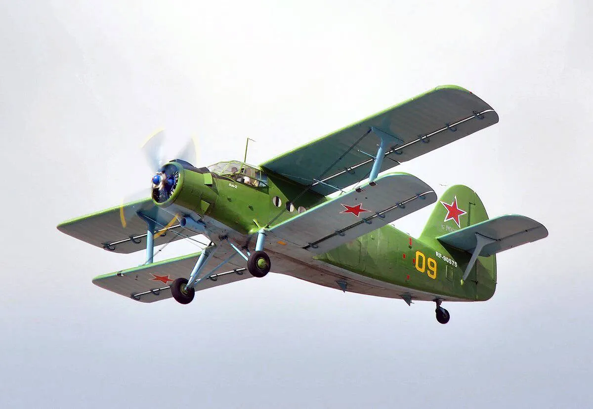 В России предложили восстановить 700 простаивающих Ан 2 они помогут избежать дефицита перевозок на местных линиях в ближайшие пять десять лет пишет Коммерсант Предложение поступило от разработчика Ан 2 Сибирского научно исследовательского института авиации им Чаплыгина Восстановление всего парка простаивающих сегодня кукурузников обойдется в 14 5 21 млрд руб отмечает Коммерсант Использующие Ан 2 авиакомпании указывают что у них нет средств не только на новую технику но и на поддержание действующего парка Большая часть запчастей на Ан 2 либо не производится либо выпускается в недружественных странах и поставляется по ценам и срокам выросшим с 2022 года в несколько раз При этом в скором начале поставок турбовинтового самолета Байкал который должен заменить Ан 2 большинство эксплуатантов сомневается Проект Байкала требует серьезных конструктивных доработок В мае 2025 вице премьер полпред президента РФ на Дальнем Востоке Юрий Трутнев говорил что разработка самолета зашла в тупик Ан 2 разработан в 1947 году Его производство в СССР продолжалось до 1971 года всего было построено около 18 тыс самолетов Сейчас в РФ насчитывается около 1 2 тыс На Ан 2 до сих пор эксплуатируется поршневой девятицилиндровый двигатель АШ 62ИР разработанный в 1938 году в ОКБ А Д Швецова на основе американского Wright R 1820 образца 1931 года gazetayuga Газета Юга в MAX