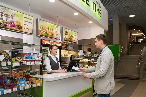 В аэропорту Сургута внедрен цифровой сервис обслуживания пассажиров в сбойных ситуациях Международный аэропорт Сургут имени Ф Салманова внедрил цифровой сервис автоматизирующий предоставление услуг питания пассажирам в случае задержек рейсов и иных нештатных ситуаций Решение реализовано в соответствии с требованиями ФАП 82 и направлено на повышение качества обслуживания пассажиров Об этом сообщает AVIA RU Как рассказали в пресс службе авиагавани ранее в случае задержки рейса для получения питания и напитков пассажирам необходимо было обращаться к представителям авиакомпаний ожидать оформления списков и подтверждений В настоящее время все процессы переведены в цифровой формат благодаря чему пассажиры могут самостоятельно воспользоваться положенными услугами по посадочному талону без дополнительного обращения к персоналу авиакомпаний aviaru net n290946