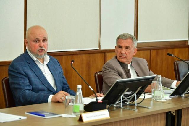 Рустам Минниханов и Сергей Цивилев приняли участие в заседании оргкомитета форума «Энергопром-2026» в Казани Сегодня в Казани под руководством министра энергетики России Сергея Цивилева прошло заседание организационного комитета по подготовке к международному энергетическому форуму «Энергопром-2026», в котором также принял участие Раис Татарстана Рустам Минниханов. Форум, который проводится с 1998 года, стал важной платформой для обсуждения вопросов энергетической отрасли и представления инновационных технологий. В этом году ему был присвоен федеральный статус, что позволит поднять его на новый уровень. Минниханов отметил, что за 25 лет форум зарекомендовал себя как эффективная площадка для демонстрации энергоэффективных технологий и взаимодействия между Россией и зарубежными странами. Цивилев предложил расширить формат мероприятия, добавив «День поставщика», который позволит производителям из разных регионов продемонстрировать свою продукцию и установить новые деловые связи. В 2026 году «Энергопром» пройдет с 1 по 3 апреля в международном выставочном центре «Казань Экспо», сосредоточившись на вопросах цифровизации и киберзащиты. Оргкомитет планирует расширить международную повестку, пригласив страны-партнеры с интересами в сфере энергетики. Подписаться Сообщить новость