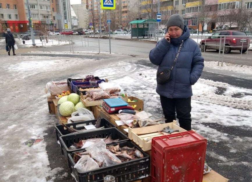 В Тюмени у нелегальных продавцов изъяли почти 90 килограммов продукции  Сотрудники полиции и городского департамента потребительского рынка конфисковали рыбу, орехи, а также трикотажные изделия и различную оптику. Продавцы не смогли доказать качество и безопасность своих товаров, а сами работали без регистрации.   Специалисты провели пять рейдов с 5 по 17 ноября 2024 года. За это время они составили административныхт13 протоколов о нарушениях.  Рейды проводились на улицах Газовиков и Широтной, а также на Московском тракте.  Фото: администрация Тюмени  Тюменская область сегодня