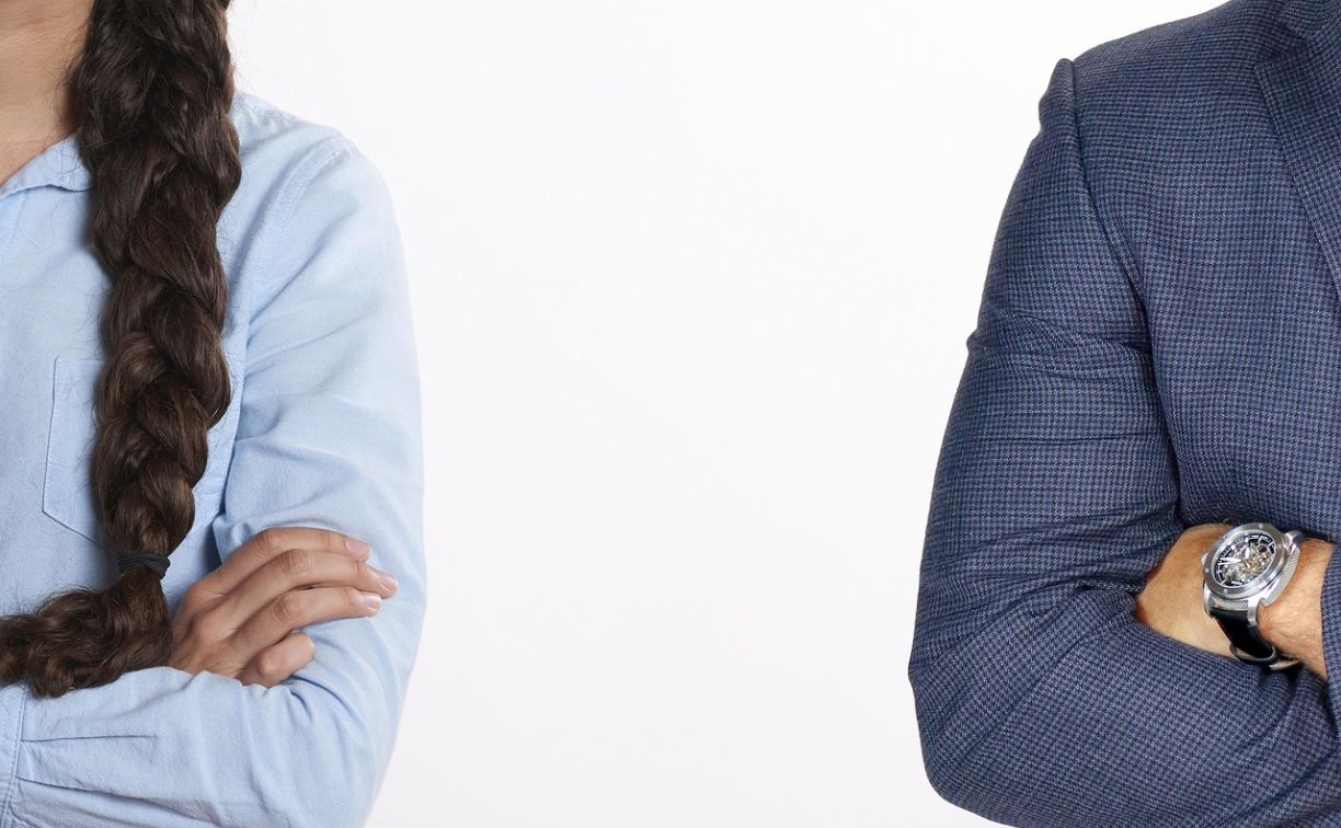 Разводы без консультации с психологом хотят запретить в России Инициативу прорабатывает Союз православных женщин пишет РИА Новости Организация предлагает обязать пары принявшие решение о разводе консультироваться с семейным психологом Авторы предложения считают что важно не только создавать молодые семьи но и сохранять их В проработке инициативы участвуют эксперты депутаты Госдумы общественные организации психологи и врачи